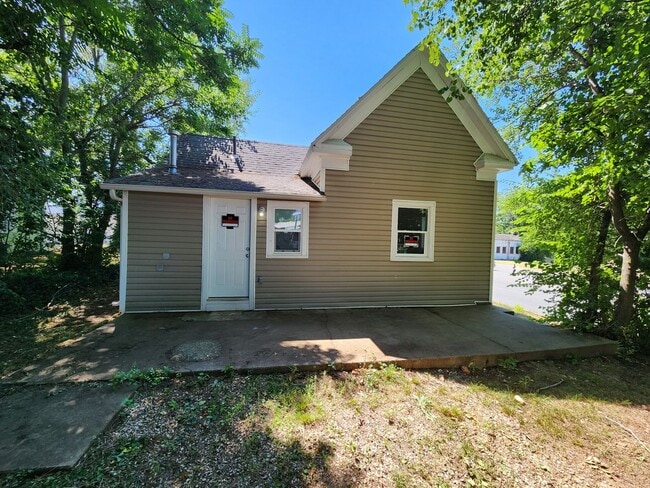 Building Photo - Spacious 1-Bedroom, 1-Bathroom Home AVAILA...
