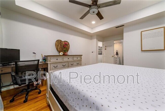 Building Photo - 220 Renaissance Pkwy NE