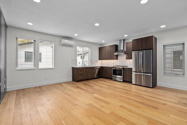 Building Photo - Stunning Ultra-Modern Central District Tow...