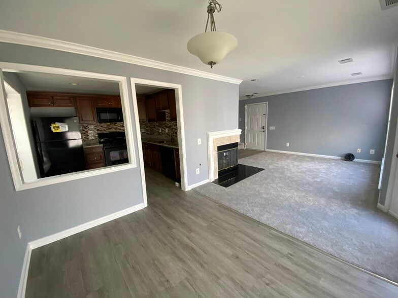 Building Photo - 8210 Catbird Cir
