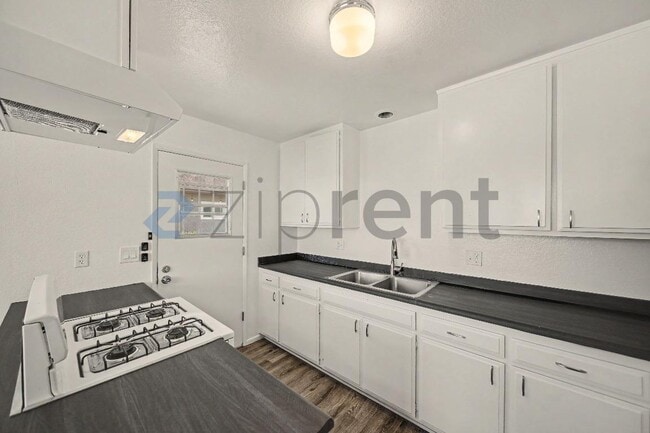 Building Photo - Unit