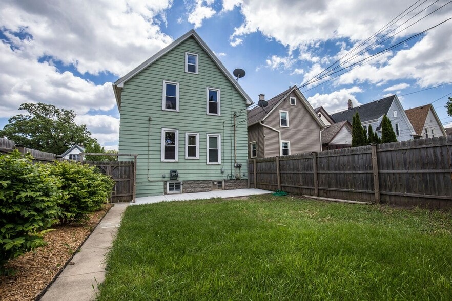 Building Photo - 546 E Potter Ave