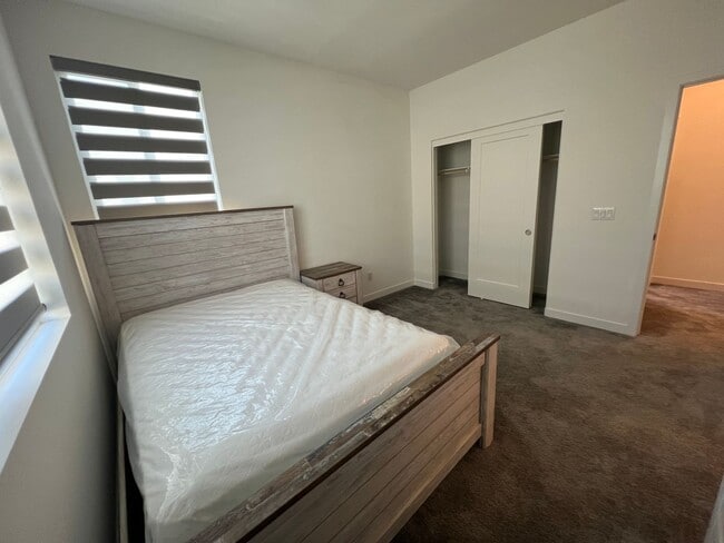 Building Photo - Beautiful furnished 4 bedroom Townhouse!