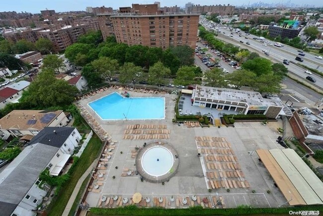 Building Photo - 6120 Grand Central Pkwy