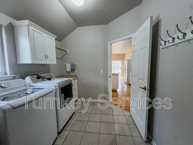 Building Photo - 717 Villa Plaza