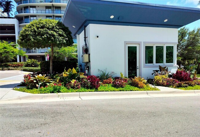Building Photo - 14951 Royal Oaks Ln