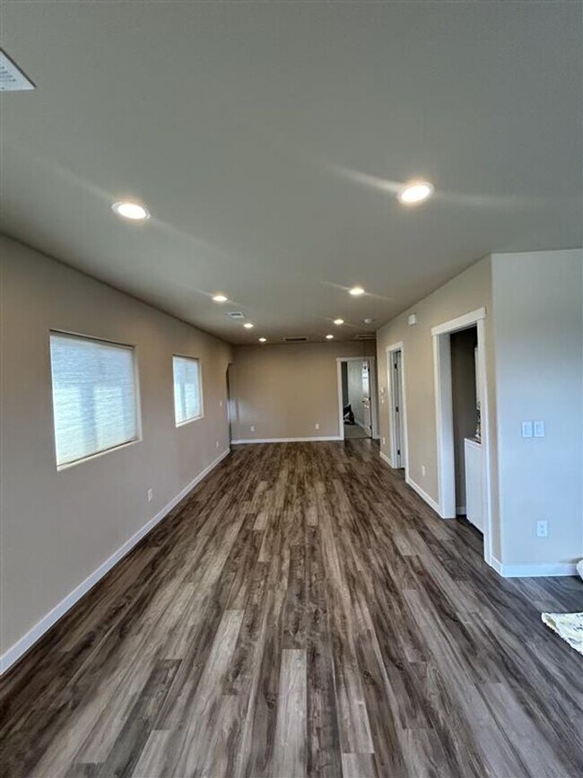 Building Photo - 211 Baker St