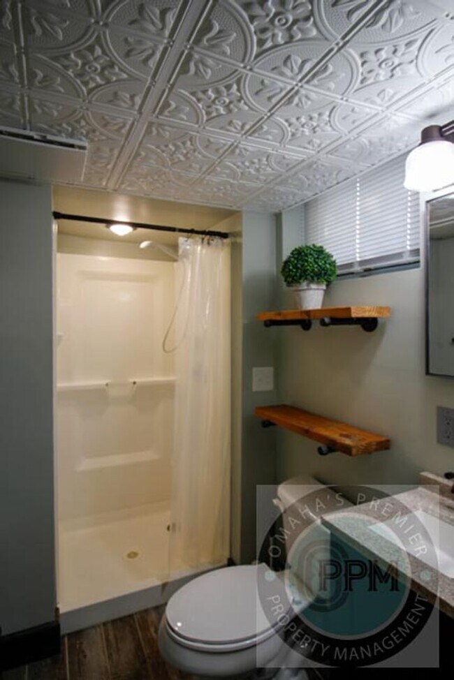 Building Photo - Convenience & Style: Your 3-Bed, 2-Bath Om...