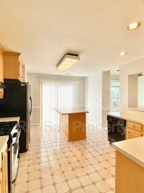 Building Photo - 6 Pine Lake Ct