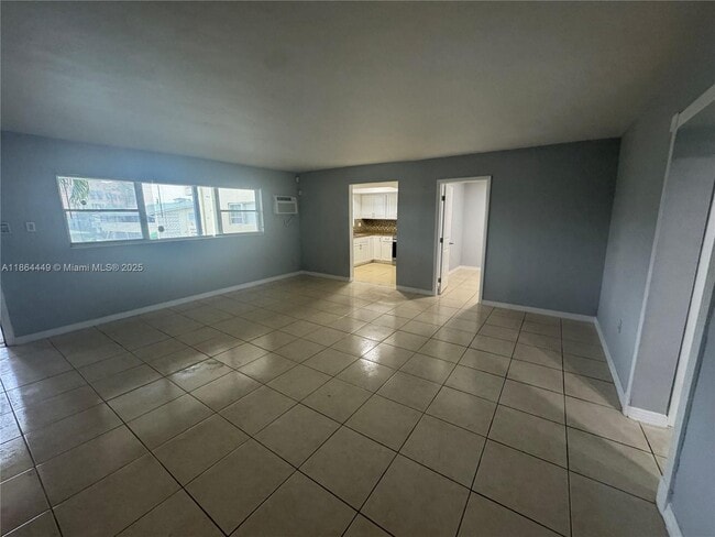 Building Photo - $2,500MONTHLY;11930 NE 19TH DR #16 NORTH M...
