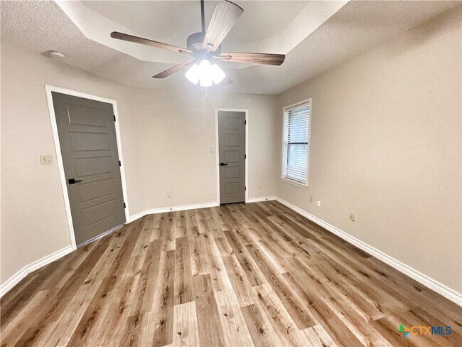 Building Photo - 1014 Camellia Ln