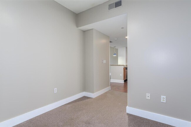 Building Photo - 300-314 N Broadway