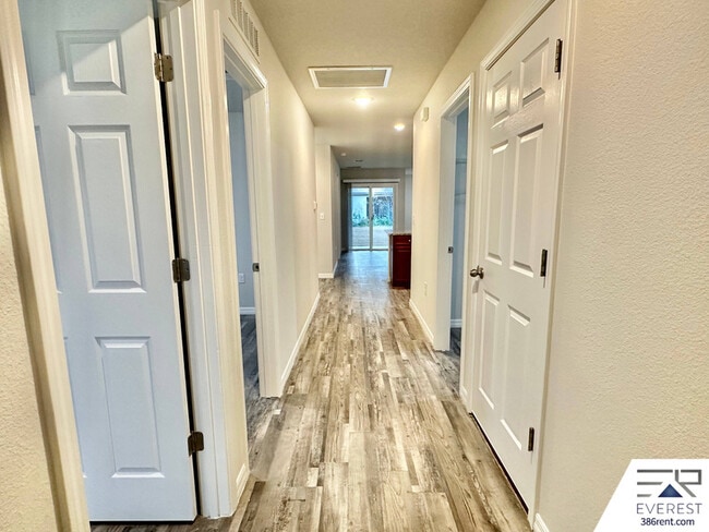 Building Photo - 10 Ryall Ln