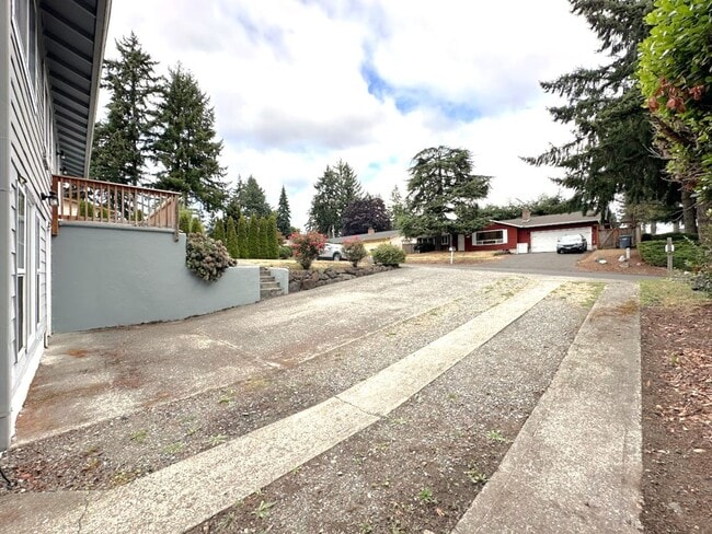 Building Photo - 5 bedrooms and a 3 car garage in Universit...