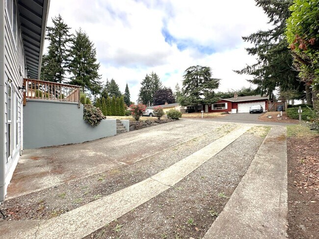 Building Photo - University Place 5 bedroom! Pet Friendly!