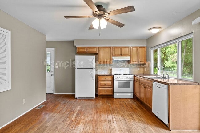 Building Photo - 561 Golfwood Dr