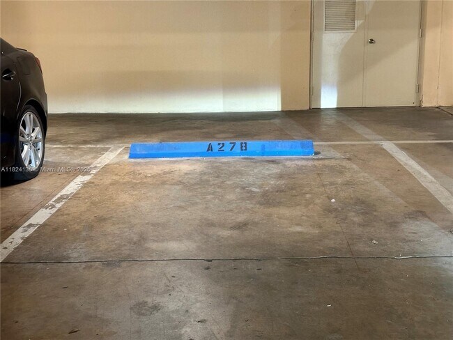 Building Photo - 520 Brickell Key Dr