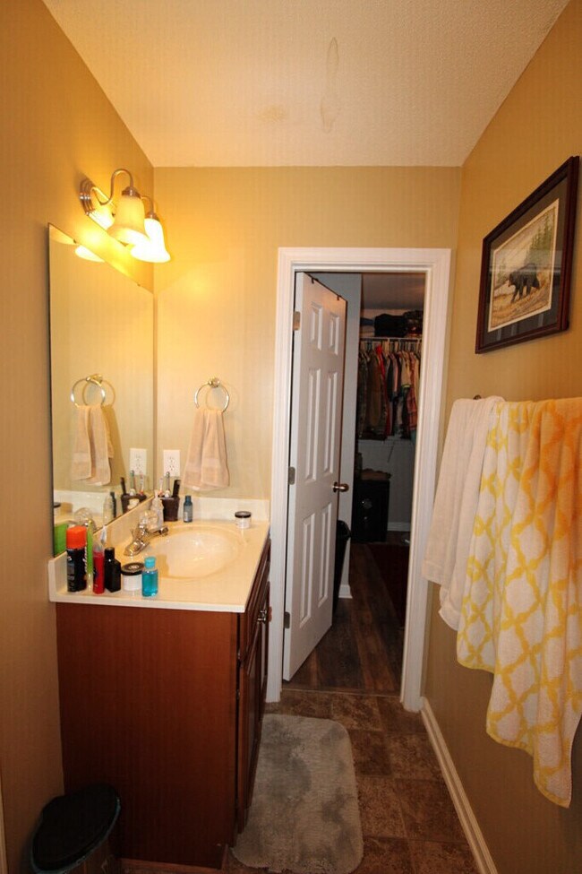 Building Photo - 1425 Mayfield Dr