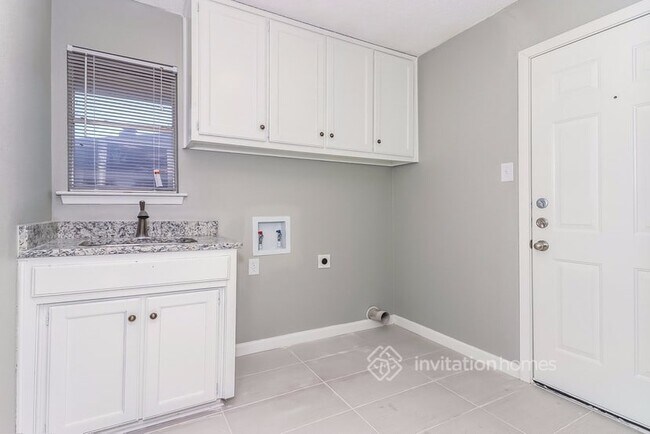 Building Photo - 713 Ridgewood Cir
