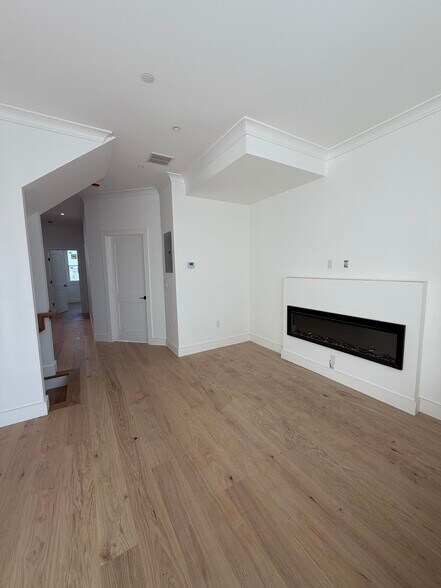 Building Photo - 5 Thurston St