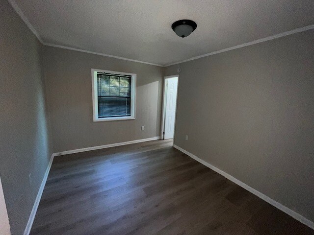 Building Photo - 2830 Village Green Dr