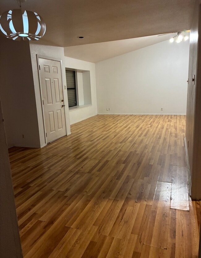 Building Photo - 6801 Roseland Dr