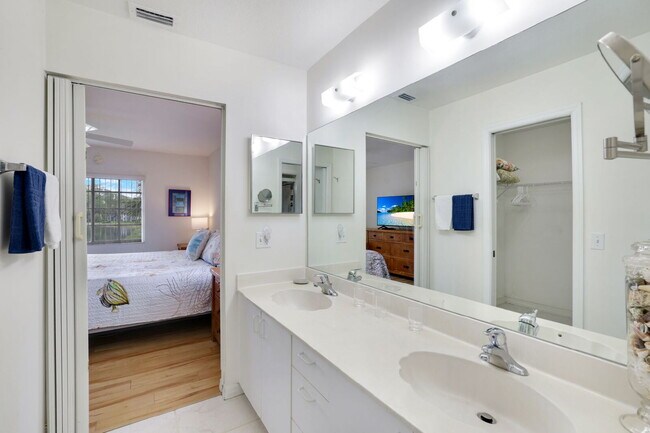 Building Photo - Enjoy Lakefront Living in Naples – Furnish...