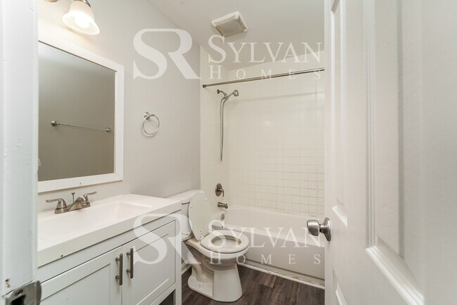 Building Photo - Enjoy living the good life in this 3 bedroom, 1.5 bathroom townhome