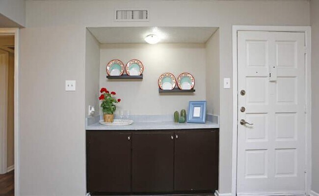 Building Photo - 2 bedroom in Dallas TX 75243