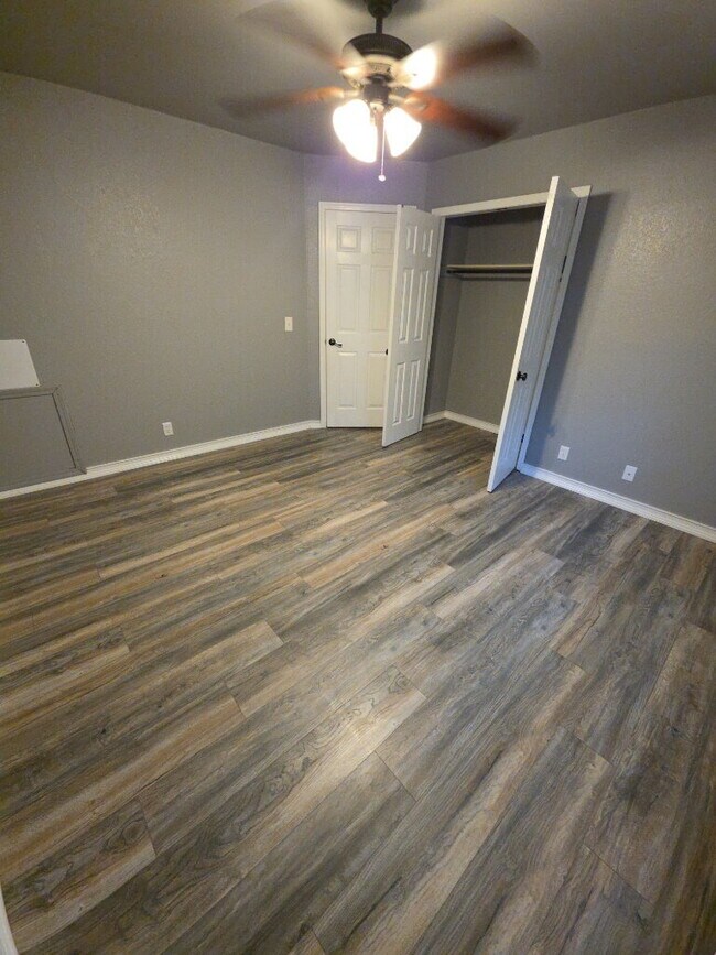 Building Photo - "Charming 3-Bed, 2-Bath Haven in Broken Ar...