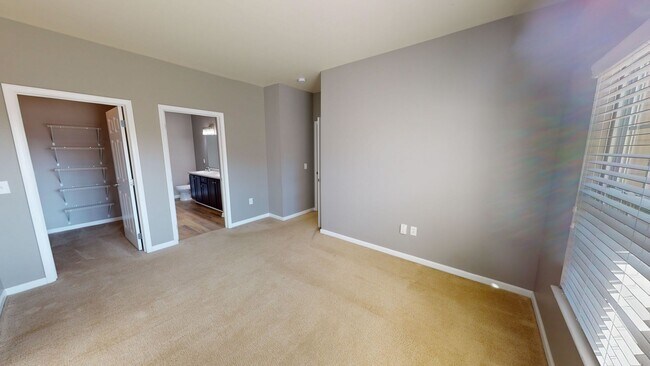 Building Photo - Second Floor Rear View 3 Bedroom in a Gate...