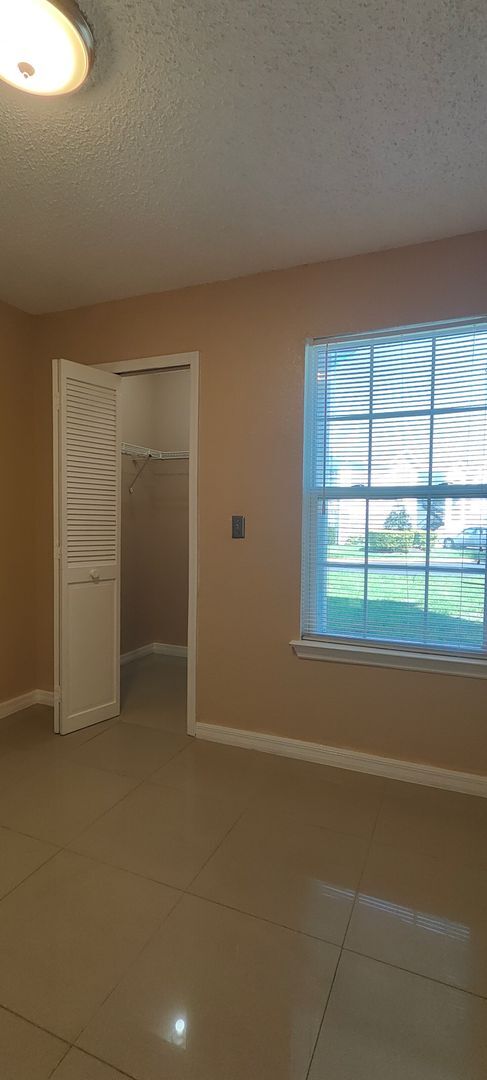 Building Photo - 2550 N Alafaya Trail