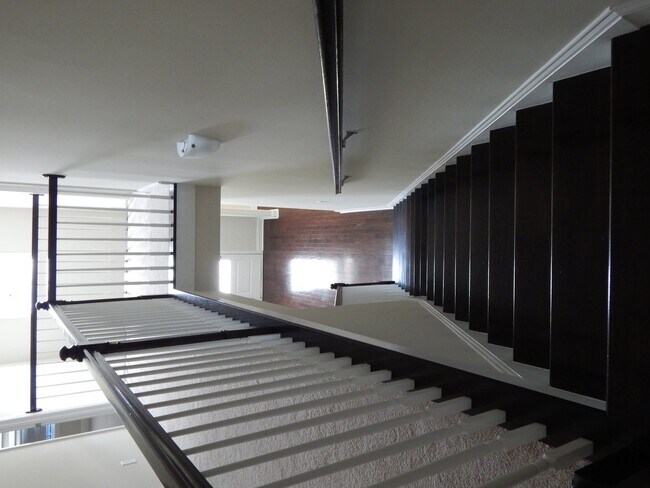 Building Photo - Spacious 6 bedroom, 4 bathroom home!