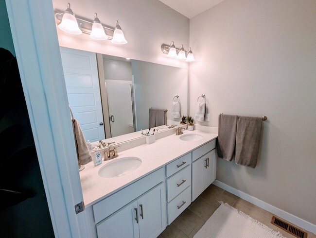 Building Photo - Lovely, spacious, newly built Lehi House!!