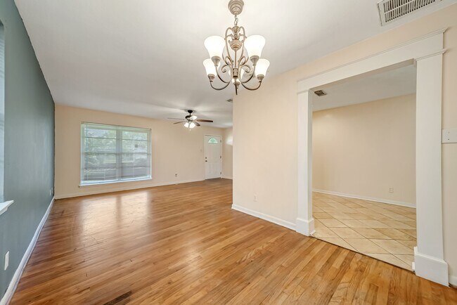Building Photo - 3702 Malone Dr