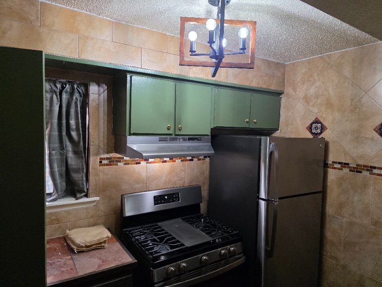 Primary Photo - 115 W Koenig Ln