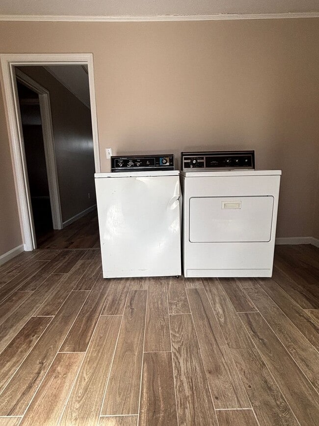 Building Photo - New Listing!