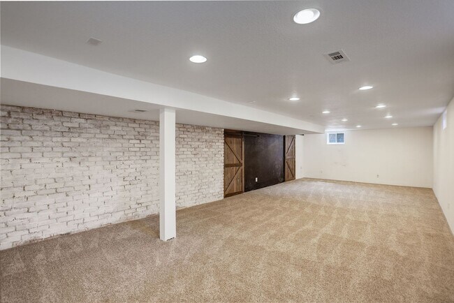 Building Photo - 4 Bed | 2 Bath | Spacious Backyard | Prime...