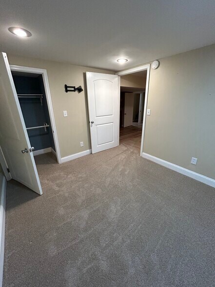 Building Photo - 2092 Hilltop View Rd