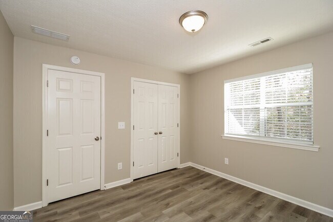 Building Photo - 355 Woodstream Dr