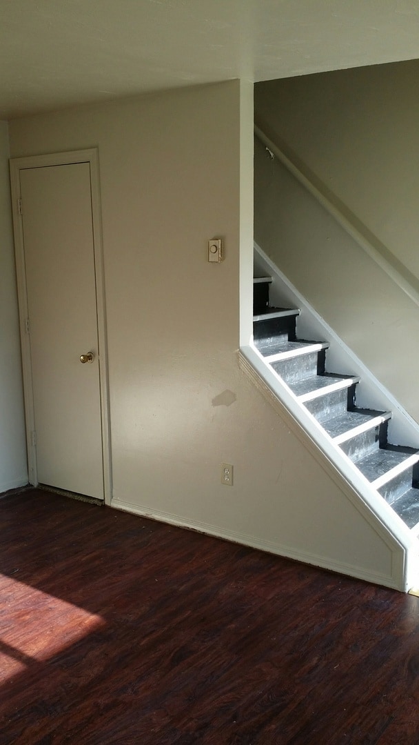 Building Photo - 2 BDRM SIDE BY SIDE DUPLEX FOR RENT.
