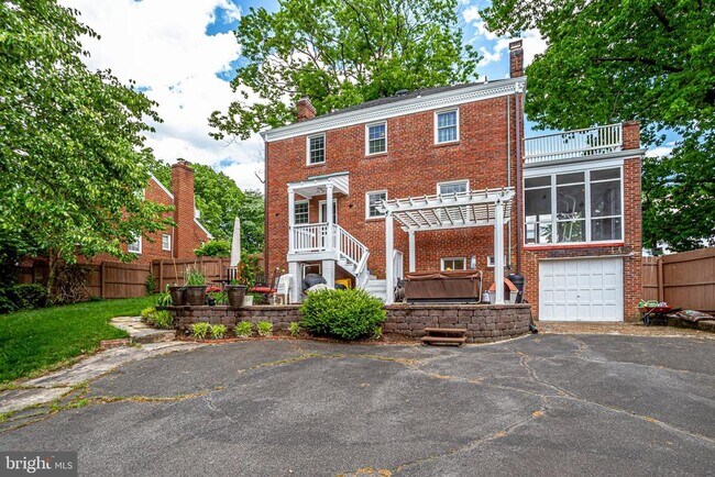 Building Photo - 609 Upland Pl