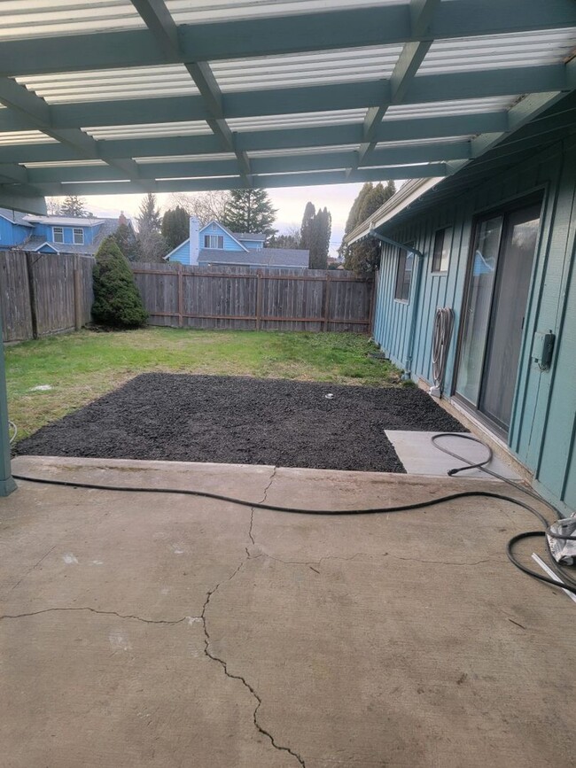 Building Photo - Spacious 4 Bedroom 2 Bath House NW Corvallis