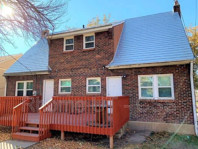 Building Photo - 2902 Fowler Ave