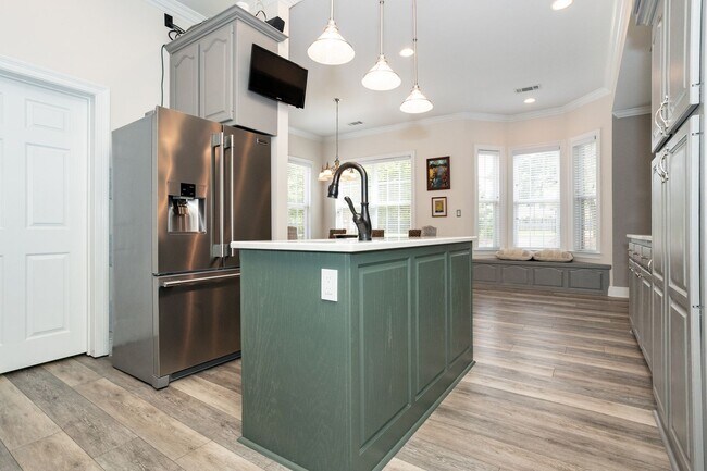 Building Photo - Historic Highland Road Beauty with Bayou V...