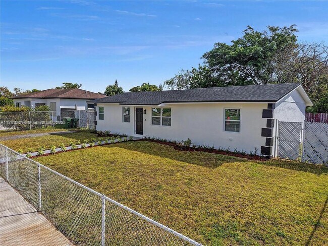 Building Photo - 439 SW 17th Terrace