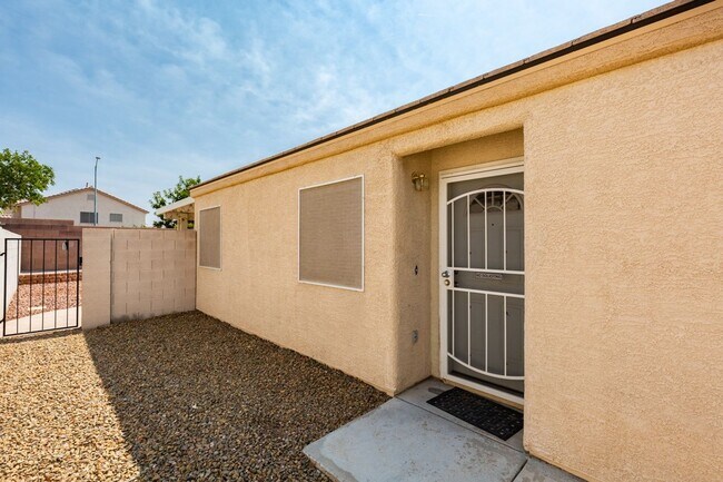 Building Photo - Single story 3 bedroom home in a lovely NW...
