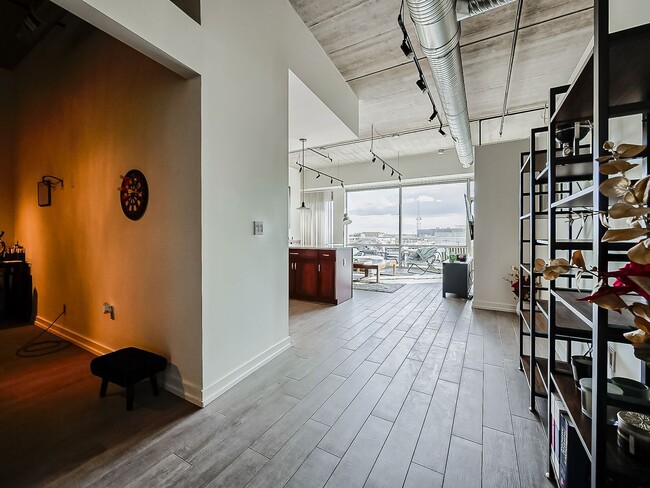 Building Photo - AVAILABLE NOW! Modern and Upscale 2-Bed Condo in Downtown Royal Oak