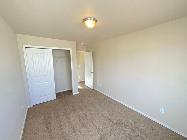 Building Photo - 3 Bedroom Townhome Available Near S Union Blvd & Monterey Rd!