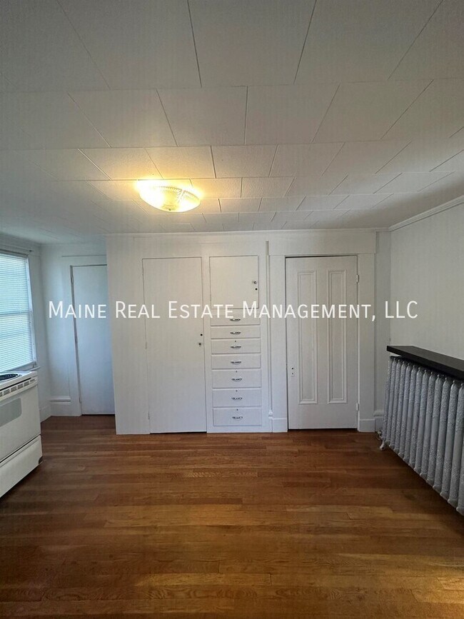 Building Photo - 200 Center St